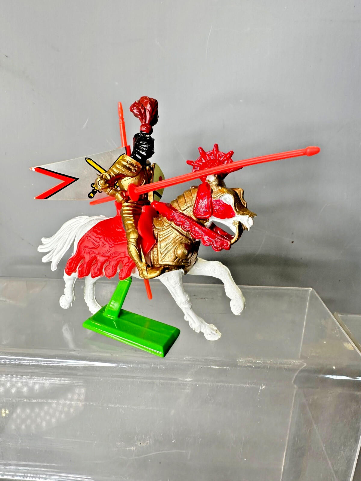 Britains Deetail toy soldiers 1/32 scale medieval night on horseback new red
