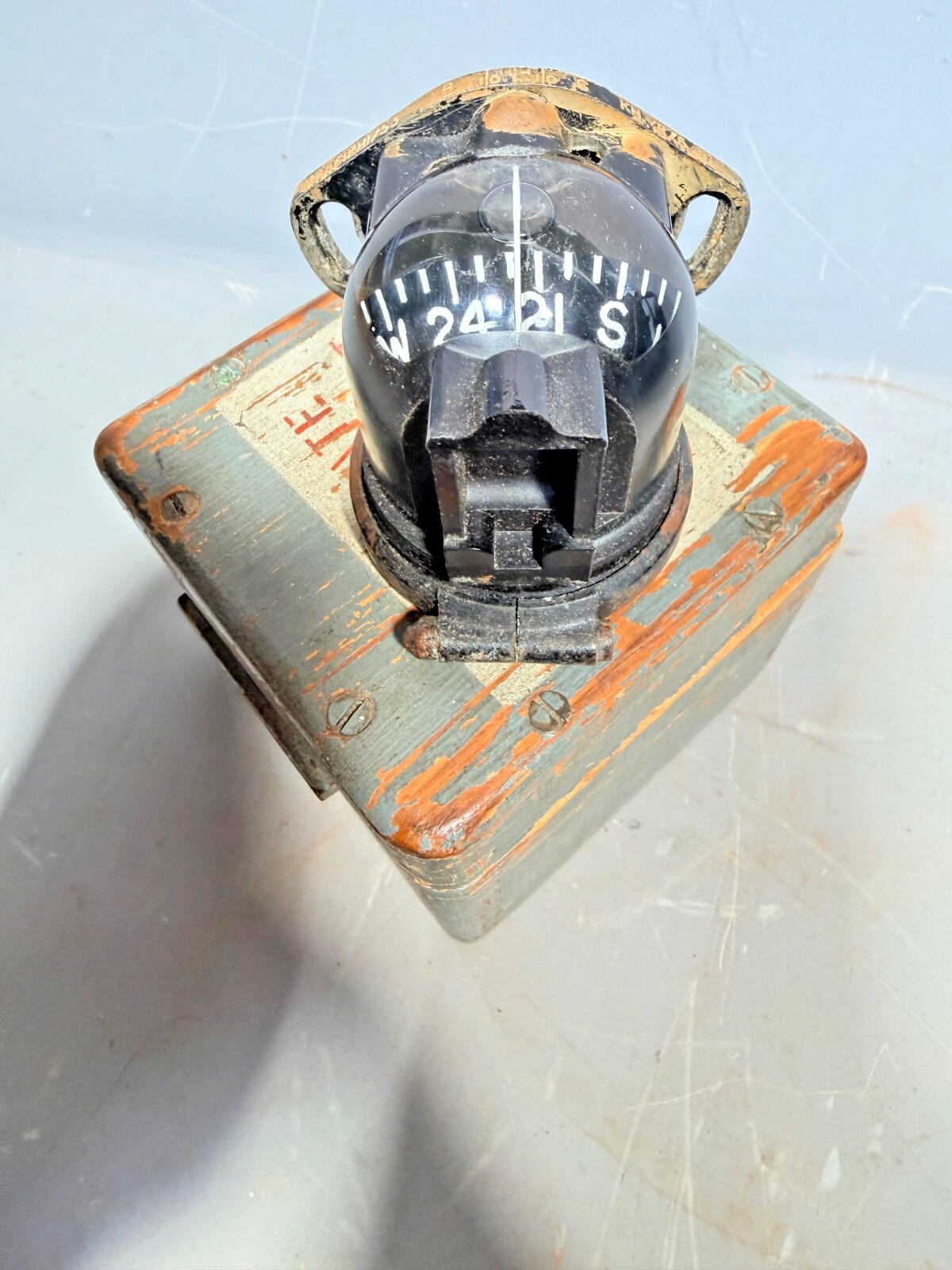 RAF aircraft compass, Type E2A, complete with its original wooden case venom