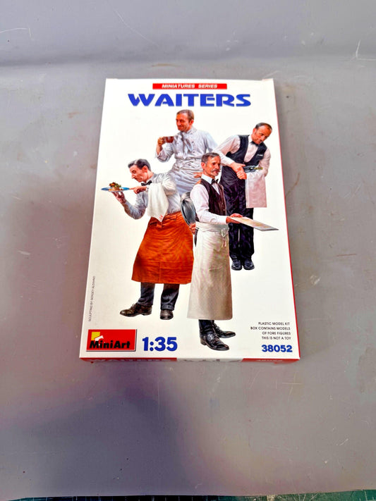 1/35 MINIART #38052 HIGH DETAIL VERY RARE 1940S WW2 EUROPEAN CAFE WAITERS
