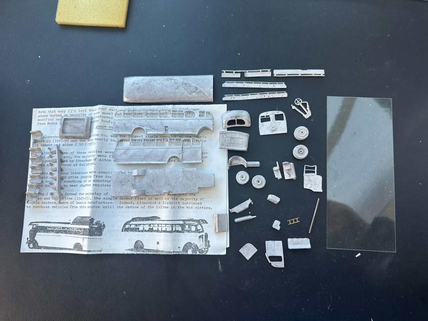 BUS  Model  new old stock resin  1/76 Aldershot & Dis Dennis Lancet J3