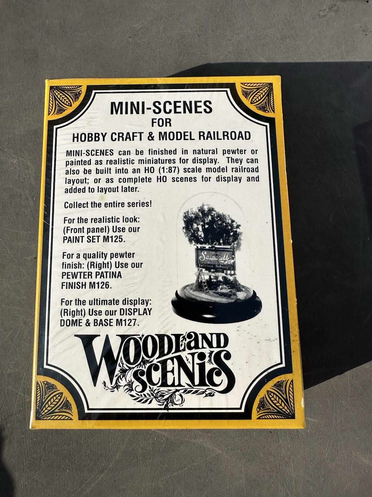 Woodland Scenics mini-scene Outhouse Mischief M108 1:87 / HO scale kit
