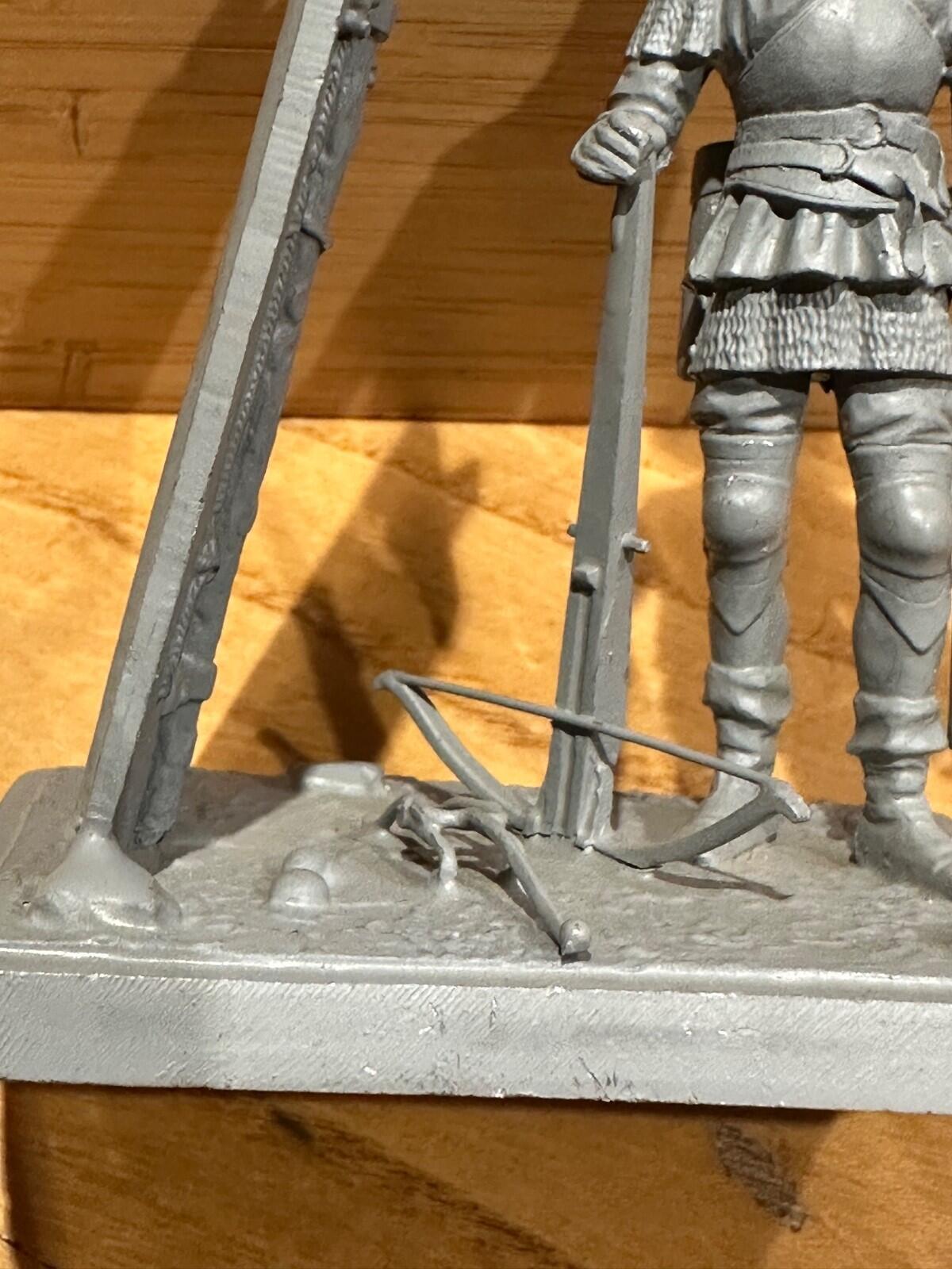 MEDIEVAL CROSSBOWMAN & PAVISE 1970's lead figure great detail SOVEREIGN
