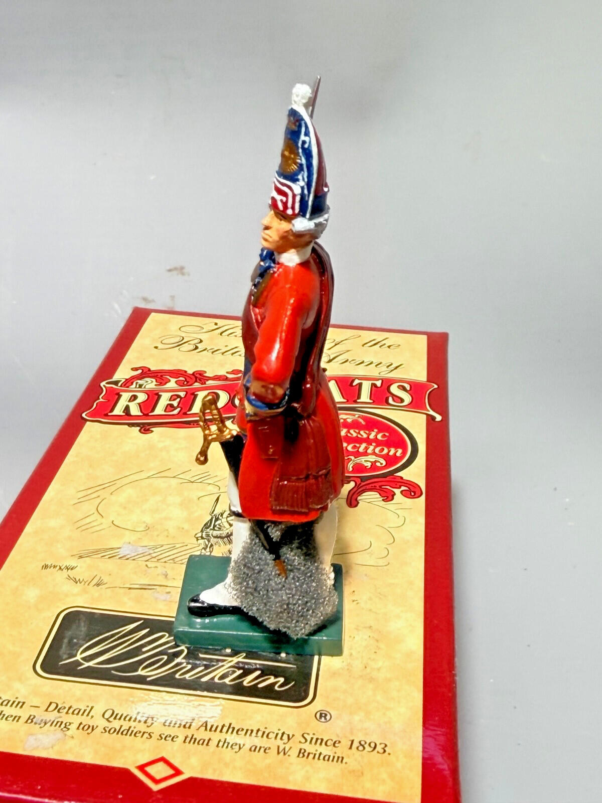 W. BRITAINS #43007 REDCOATS GRENADIER OFFICER  1st foot guard 1754 NOS 54MM