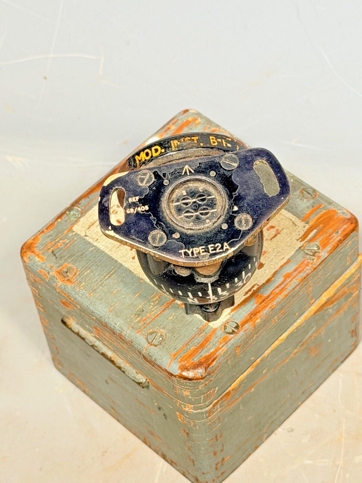 RAF aircraft compass, Type E2A, complete with its original wooden case venom