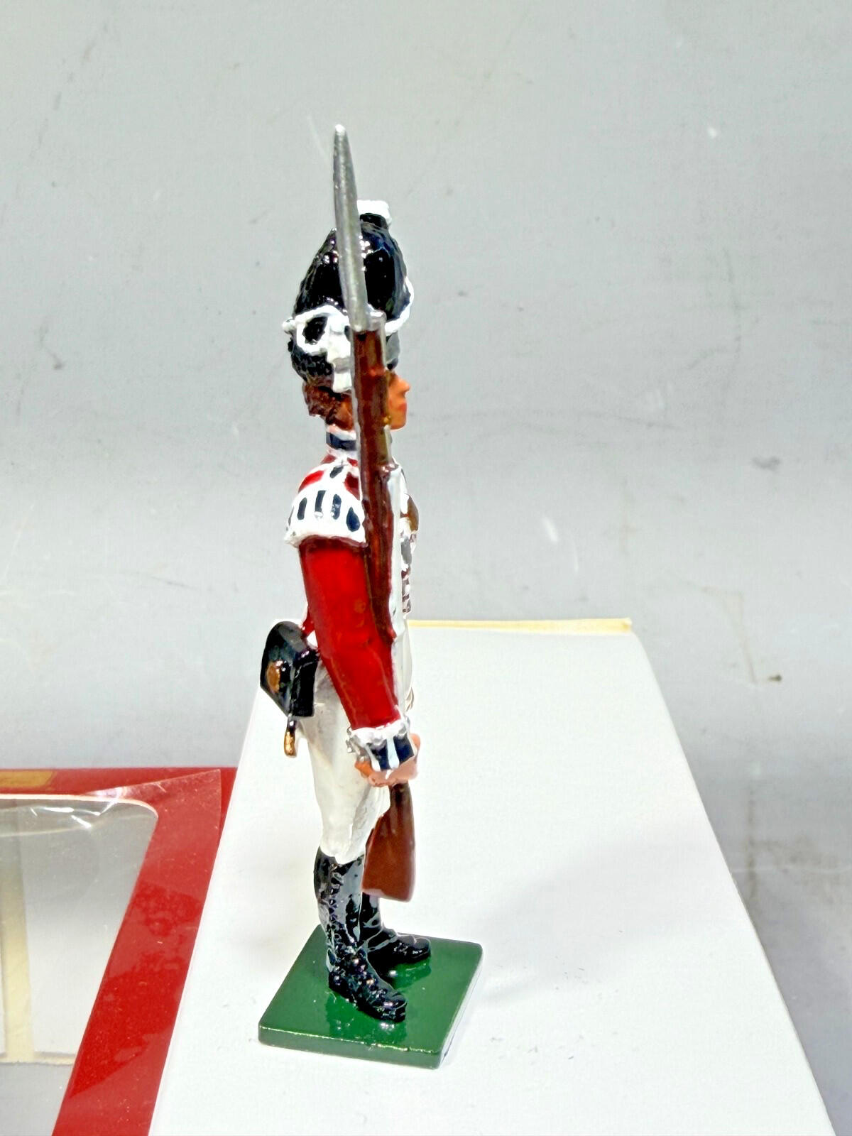 W.Britains #44026 REDCOATS GUARDSMAN2ND FOOT COLDSTREAM  NOS 54 mm
