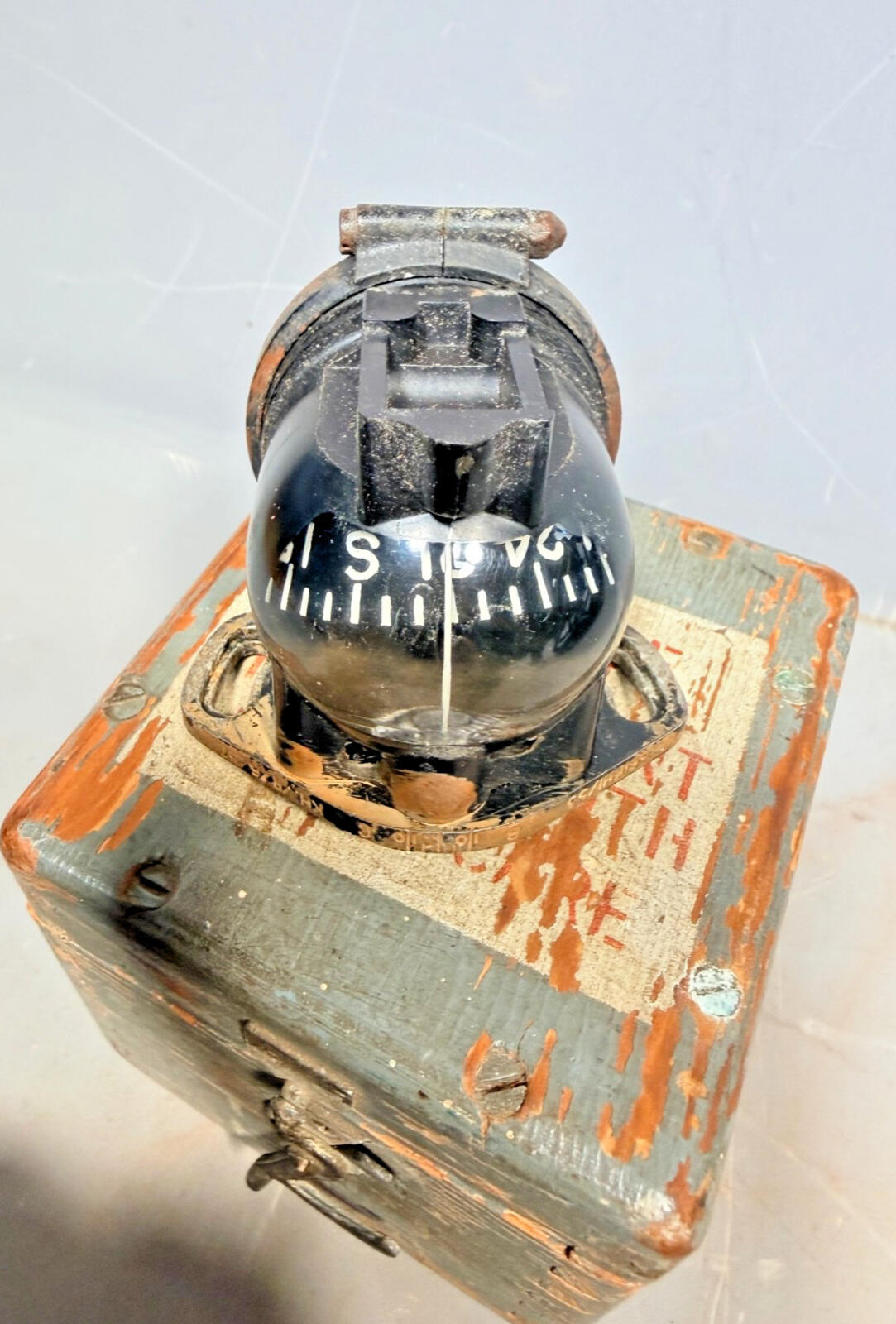 RAF aircraft compass, Type E2A, complete with its original wooden case venom