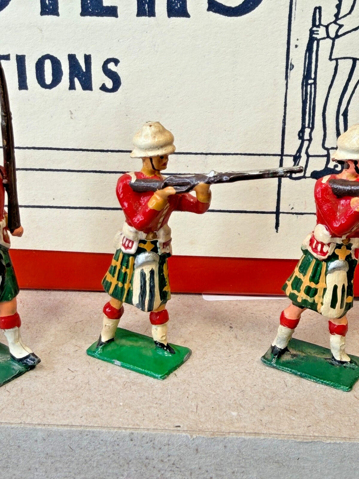 M.J. Mode Soldiers Scottish Highland Regiment Lead Figures Boxed Set 8