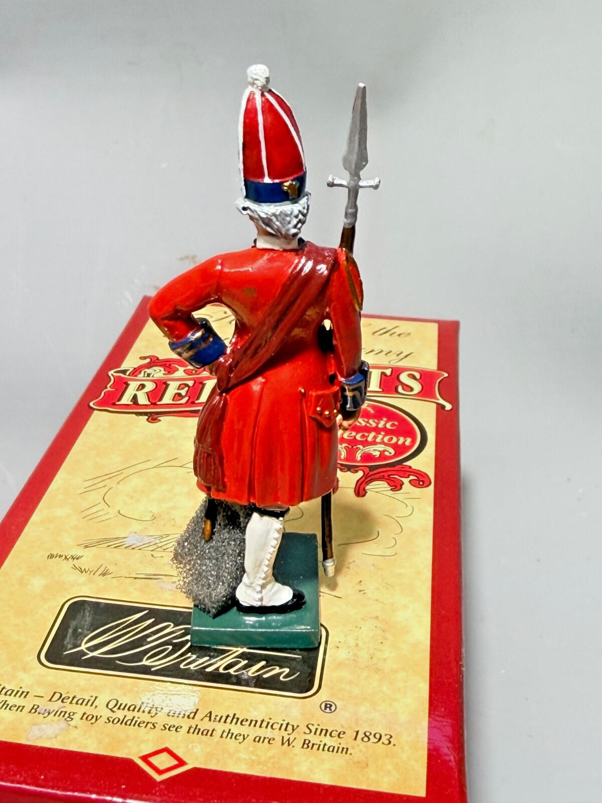W. BRITAINS #43007 REDCOATS GRENADIER OFFICER  1st foot guard 1754 NOS 54MM