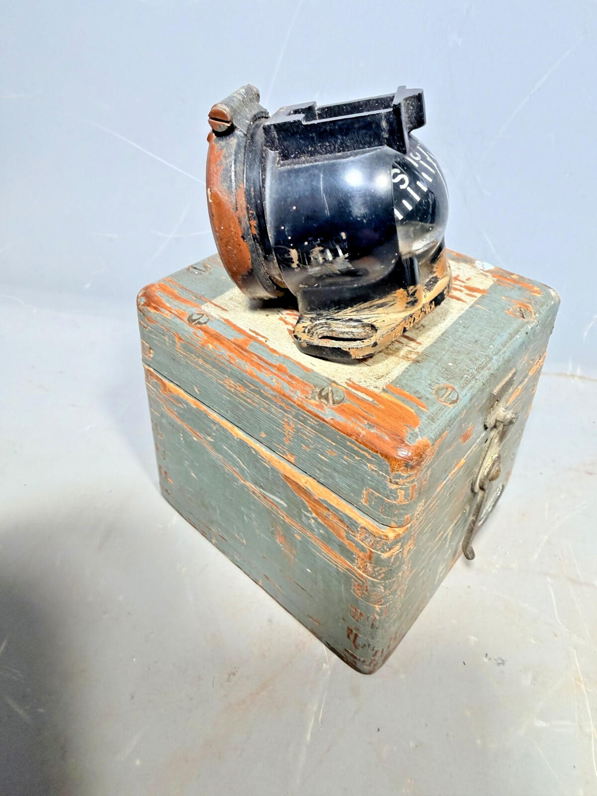 RAF aircraft compass, Type E2A, complete with its original wooden case venom