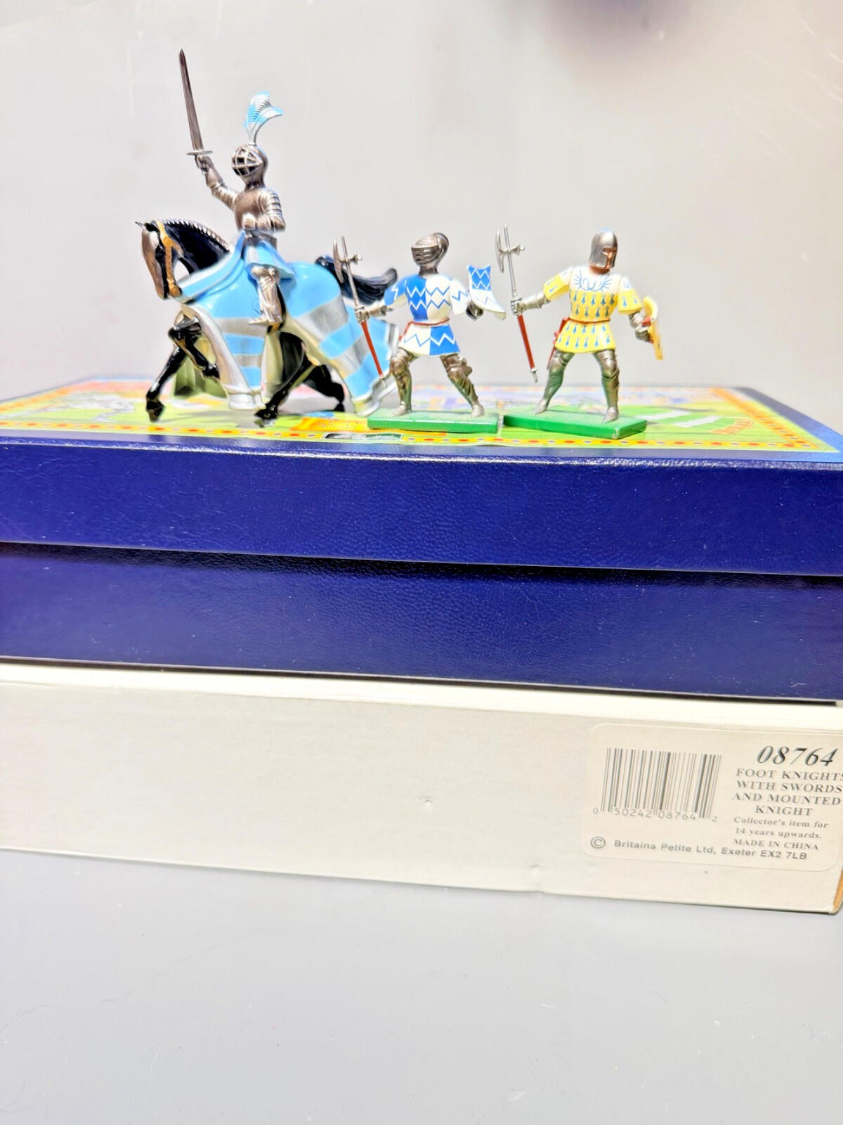 Britains toy soldiers KNIGHTS #08764 FOOT KNIGHTS & MOUNTED POLE AXES AND SWORDS