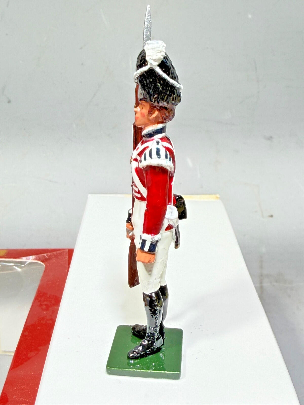 W.Britains #44026 REDCOATS GUARDSMAN2ND FOOT COLDSTREAM  NOS 54 mm