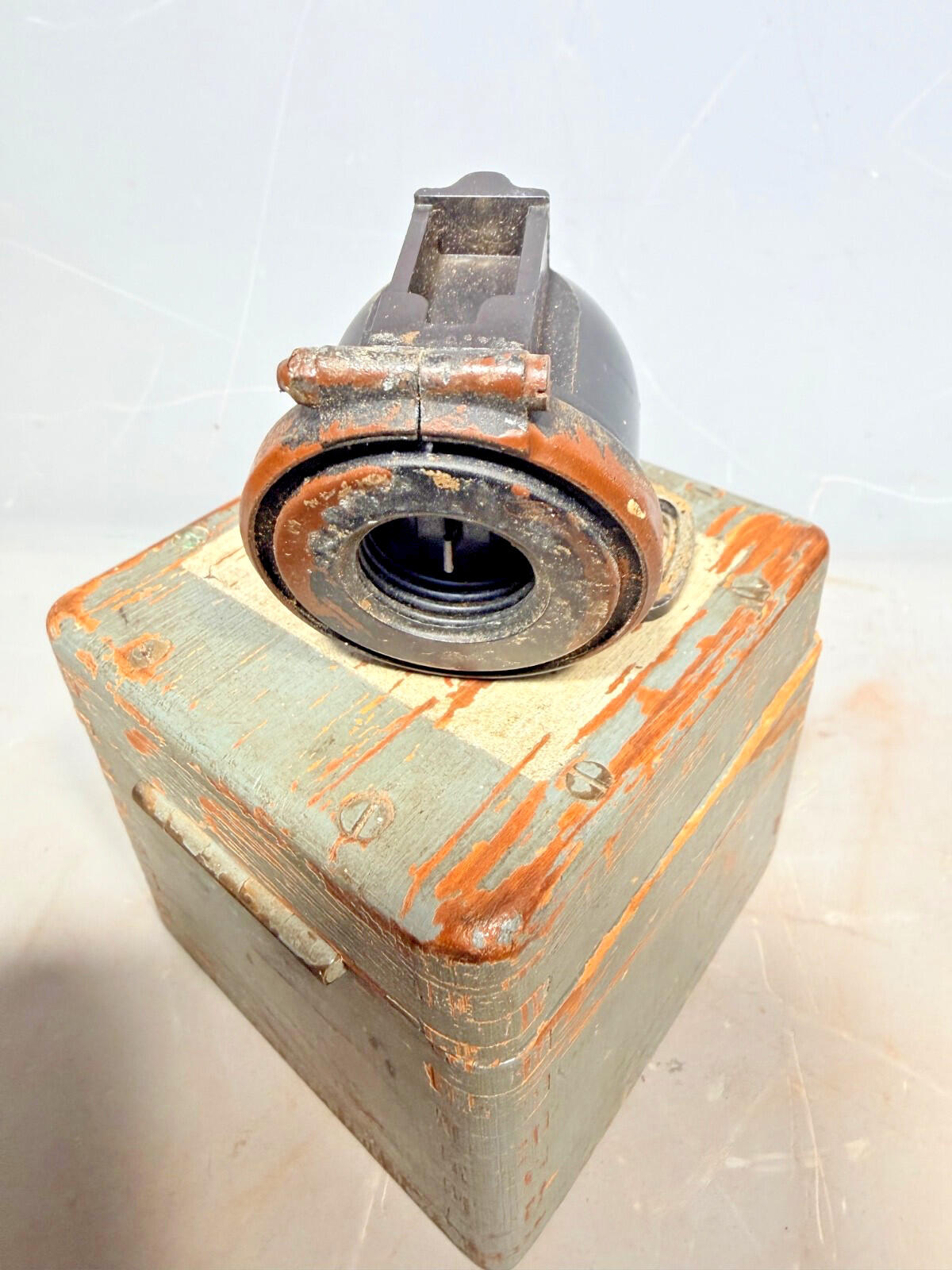 RAF aircraft compass, Type E2A, complete with its original wooden case venom