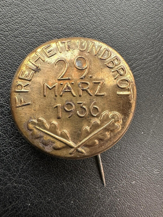 WW2 German Tinnie .winter Welfare Fern Verkehr Original !! Button Rare 1936