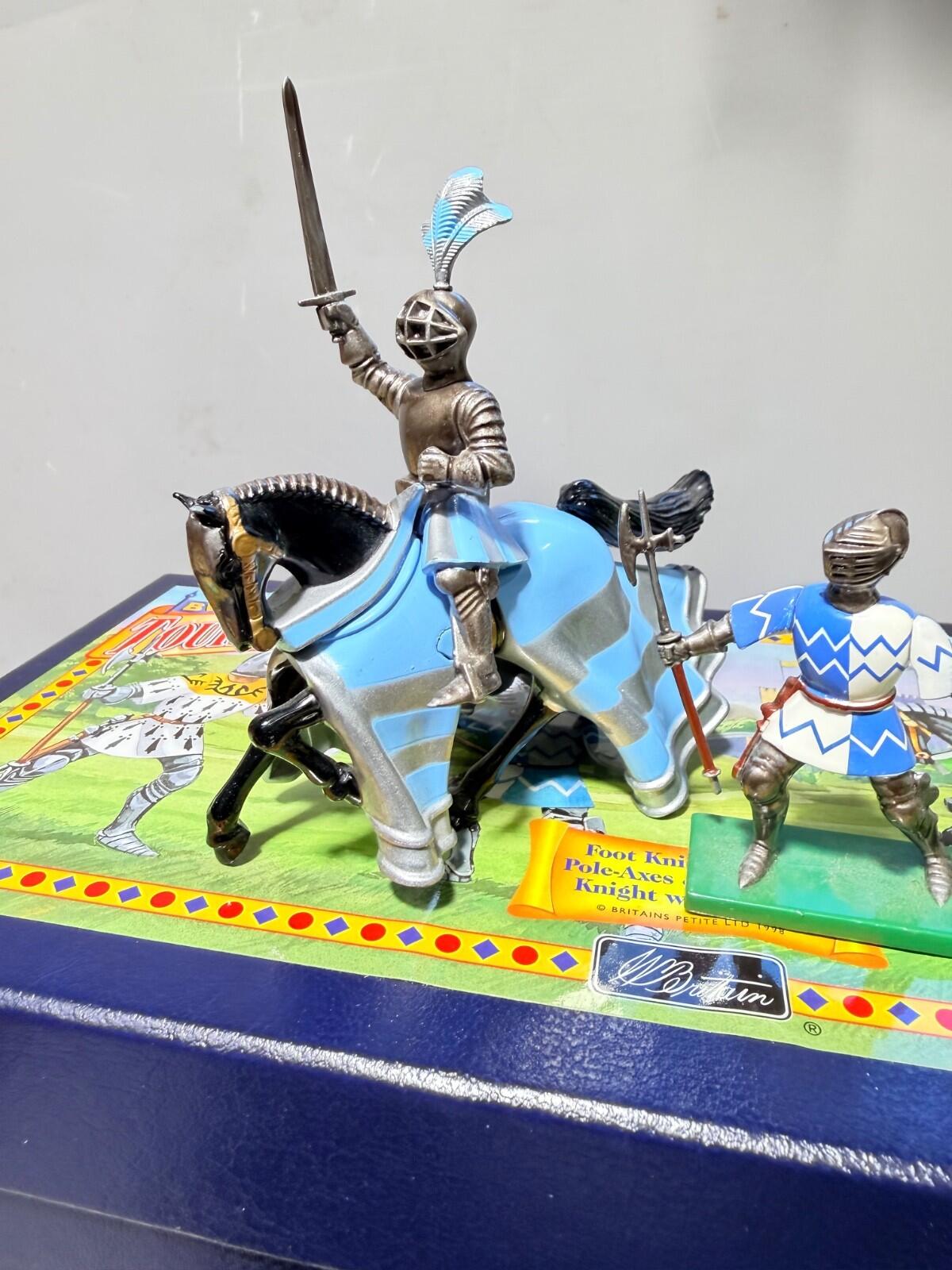 Britains toy soldiers KNIGHTS #08764 FOOT KNIGHTS & MOUNTED POLE AXES AND SWORDS