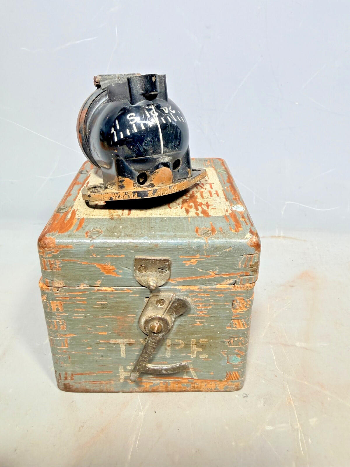 RAF aircraft compass, Type E2A, complete with its original wooden case venom