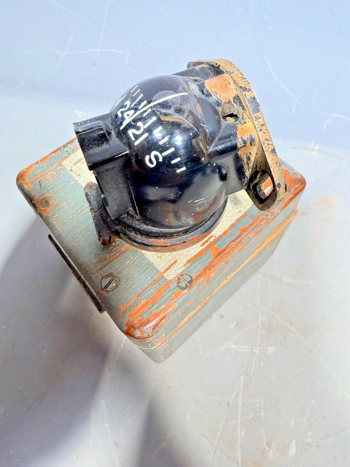 RAF aircraft compass, Type E2A, complete with its original wooden case venom